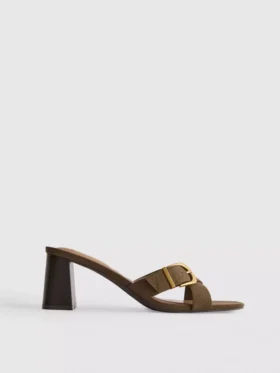 Sandalias tipo mules con tacón grueso y hebilla