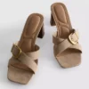 Sandalias tipo mules con tacón grueso y hebilla