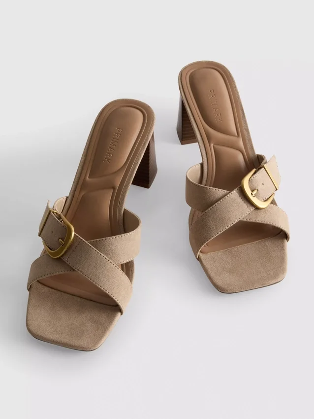 Sandalias tipo mules con tacón grueso y hebilla