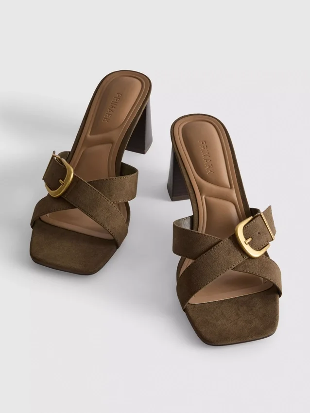 Sandalias tipo mules con tacón grueso y hebilla