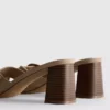 Sandalias tipo mules con tacón grueso y hebilla