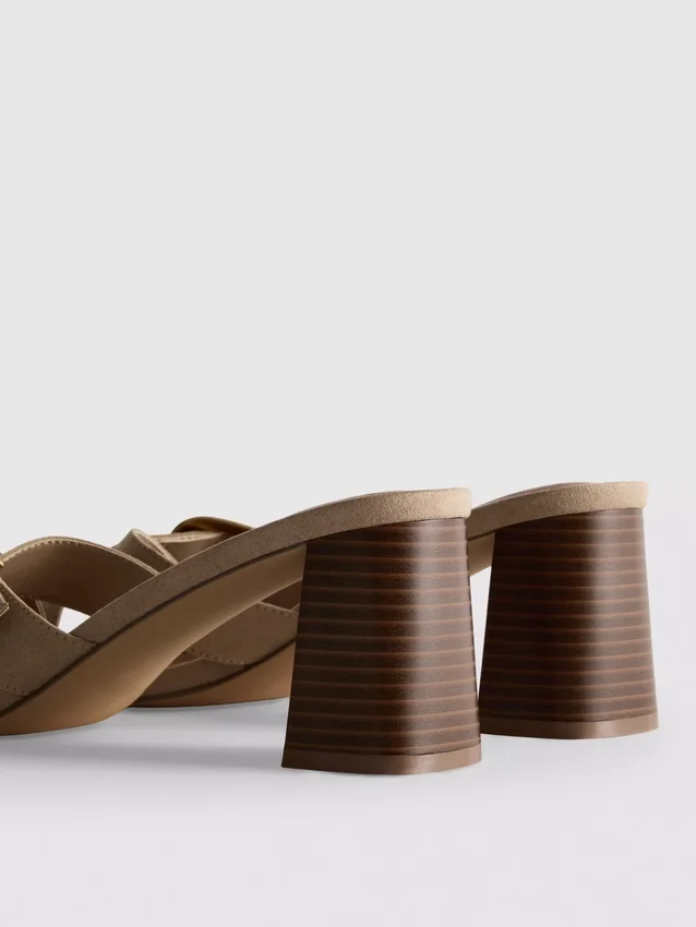 Sandalias tipo mules con tacón grueso y hebilla