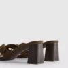 Sandalias tipo mules con tacón grueso y hebilla