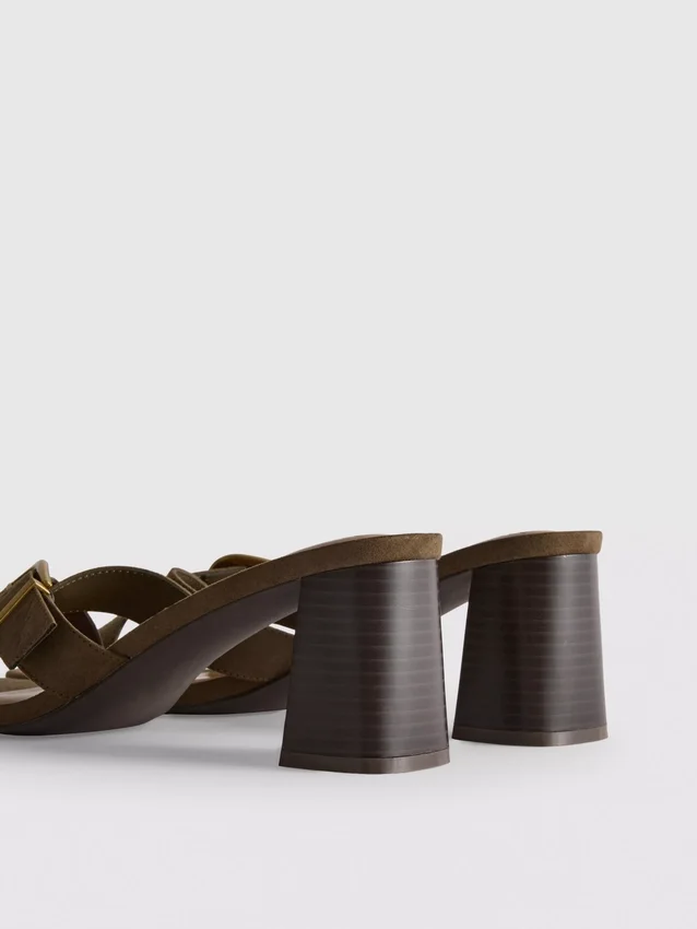 Sandalias tipo mules con tacón grueso y hebilla