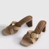 Sandalias tipo mules con tacón grueso y hebilla