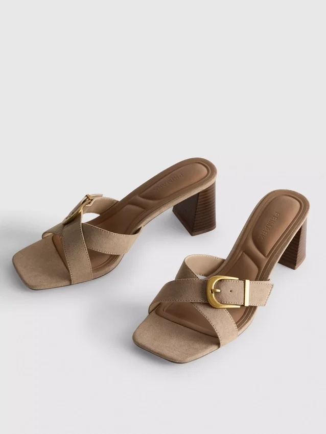 Sandalias tipo mules con tacón grueso y hebilla