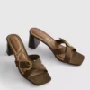 Sandalias tipo mules con tacón grueso y hebilla