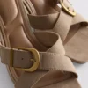 Sandalias tipo mules con tacón grueso y hebilla