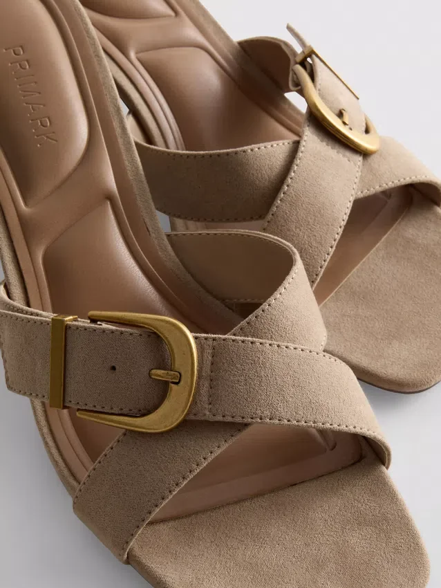 Sandalias tipo mules con tacón grueso y hebilla