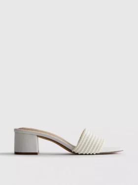 Sandalias tipo mules con tacón grueso y perlas de imitación