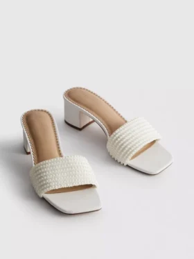 Sandalias tipo mules con tacón grueso y perlas de imitación