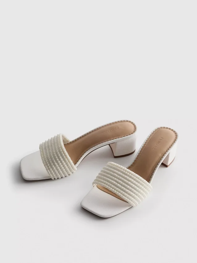 Sandalias tipo mules con tacón grueso y perlas de imitación