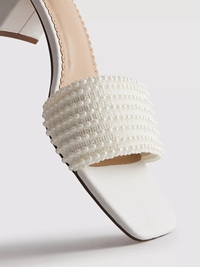 Sandalias tipo mules con tacón grueso y perlas de imitación
