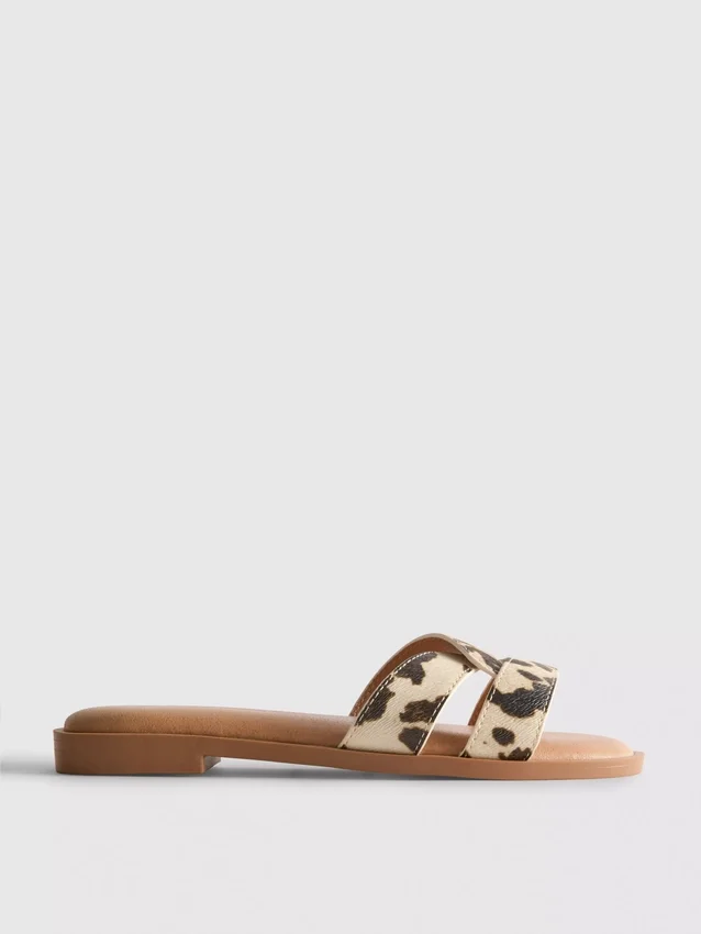 Sandalias tipo mules con tiras cruzadas