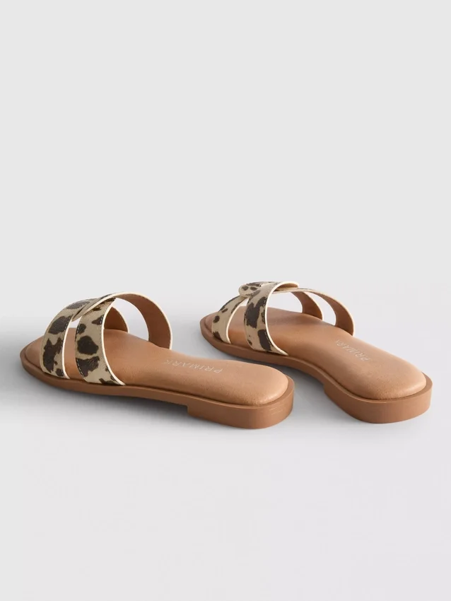 Sandalias tipo mules con tiras cruzadas