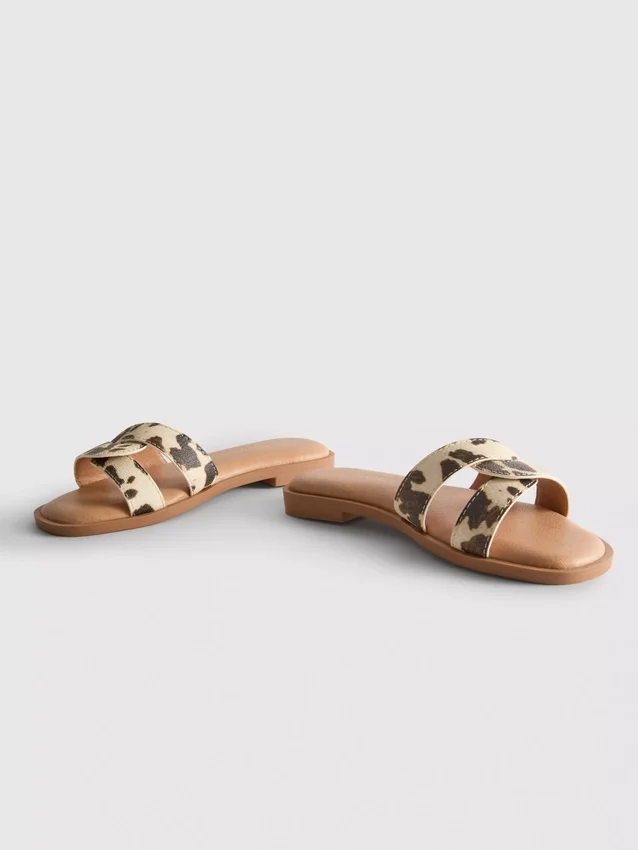 Sandalias tipo mules con tiras cruzadas