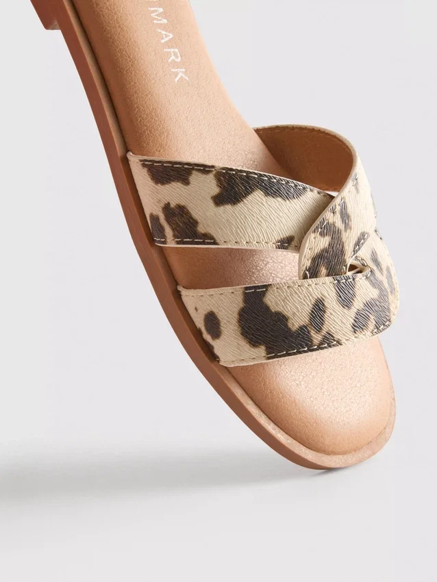 Sandalias tipo mules con tiras cruzadas