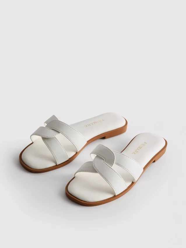 Sandalias tipo mules con tiras trenzadas