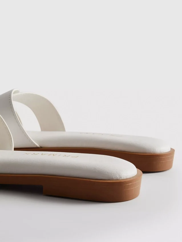Sandalias tipo mules con tiras trenzadas
