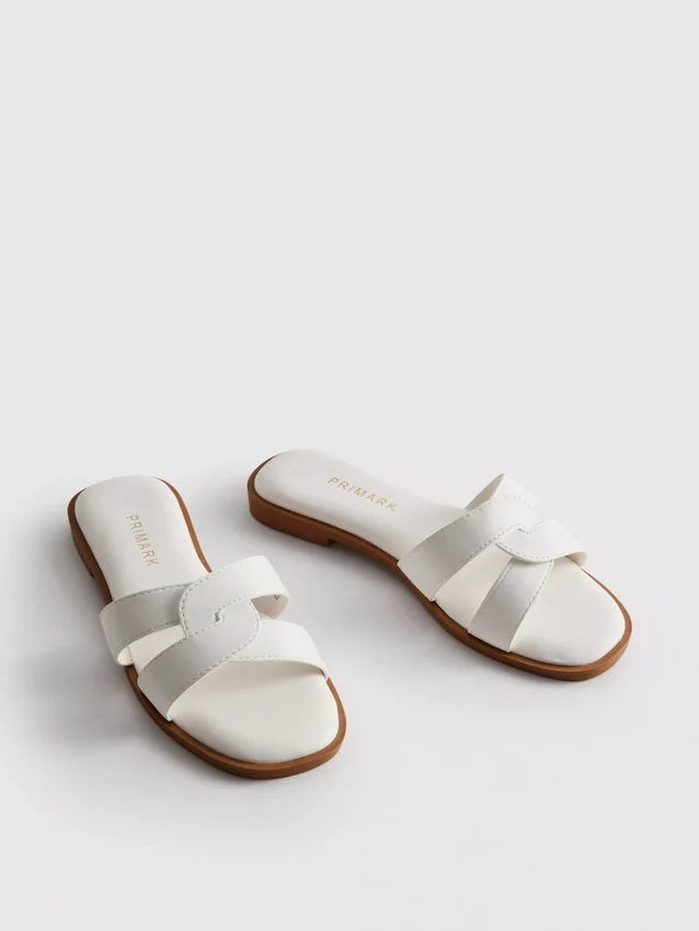Sandalias tipo mules con tiras trenzadas