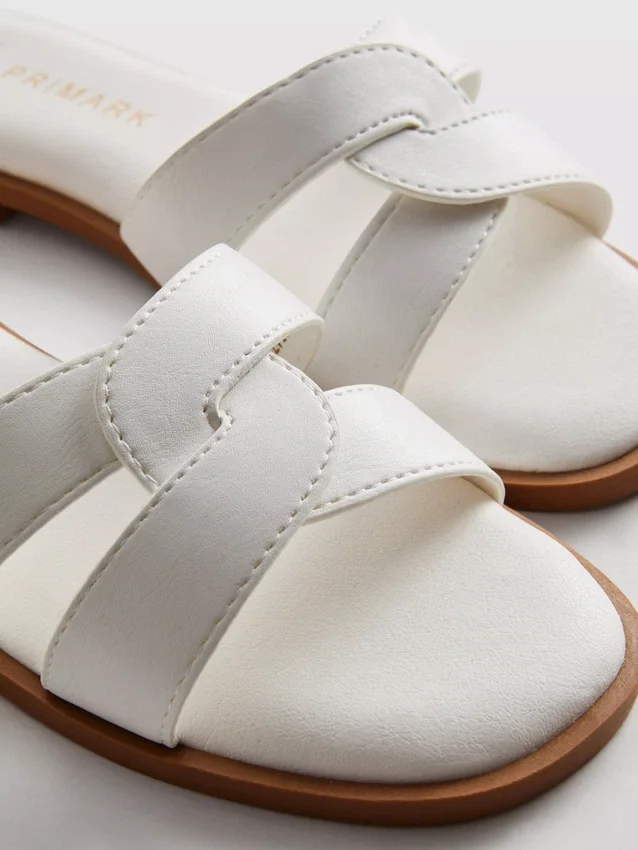 Sandalias tipo mules con tiras trenzadas