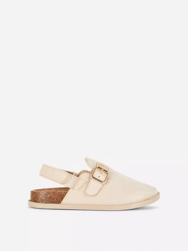 Sandalias tipo mules de punta cerrada