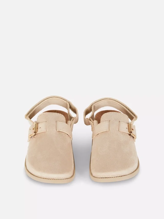 Sandalias tipo mules de punta cerrada