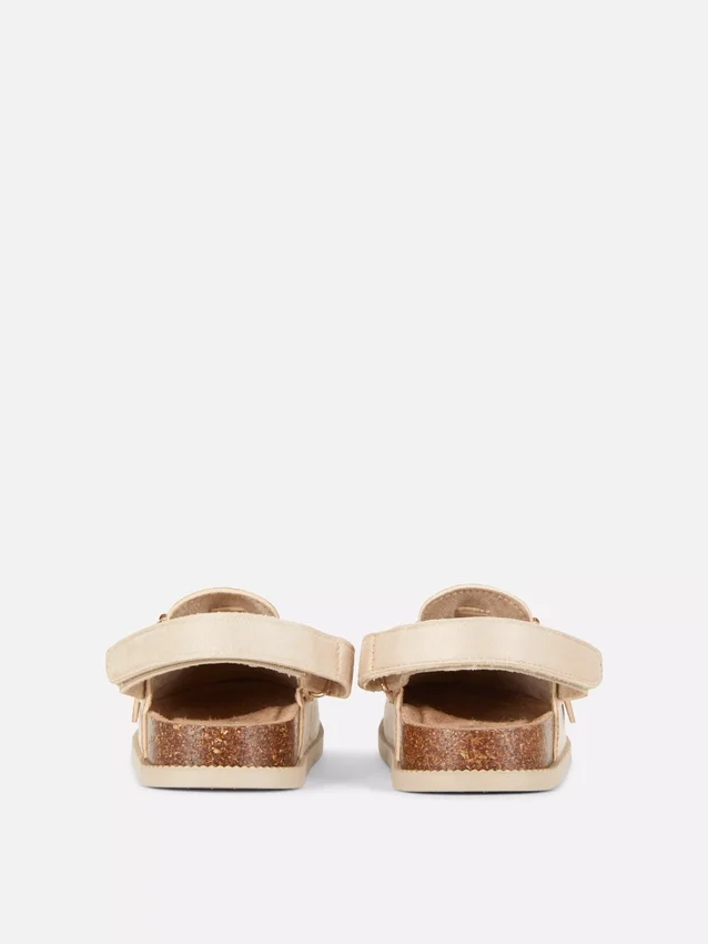 Sandalias tipo mules de punta cerrada
