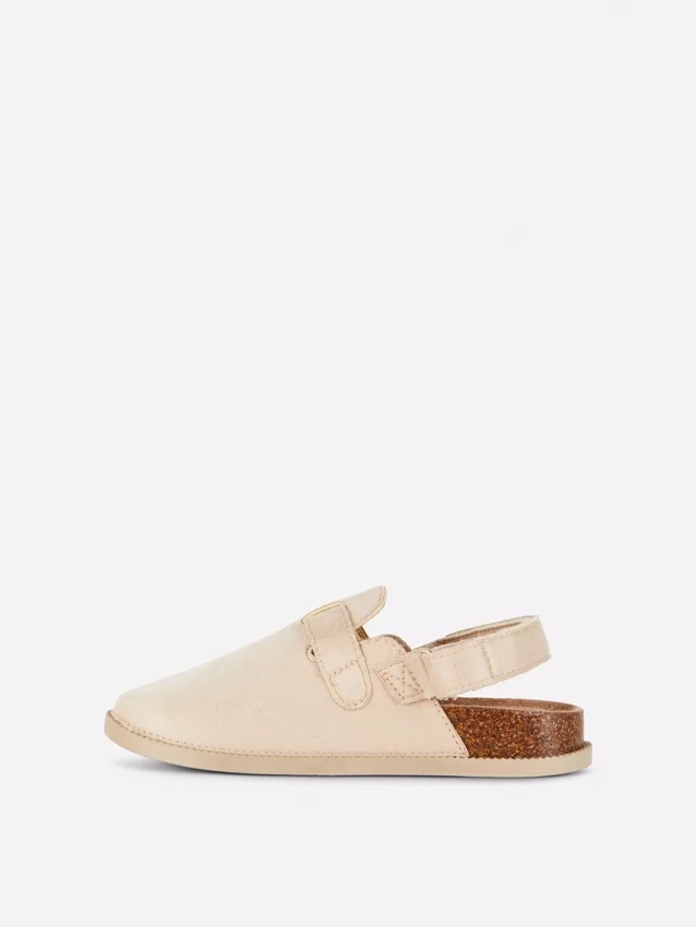 Sandalias tipo mules de punta cerrada