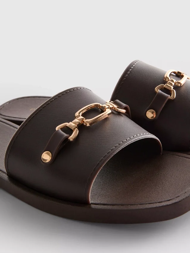 Sandalias tipo «snaffle» de imitación de cuero