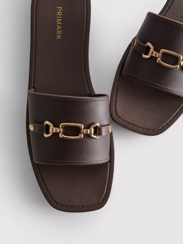 Sandalias tipo «snaffle» de imitación de cuero