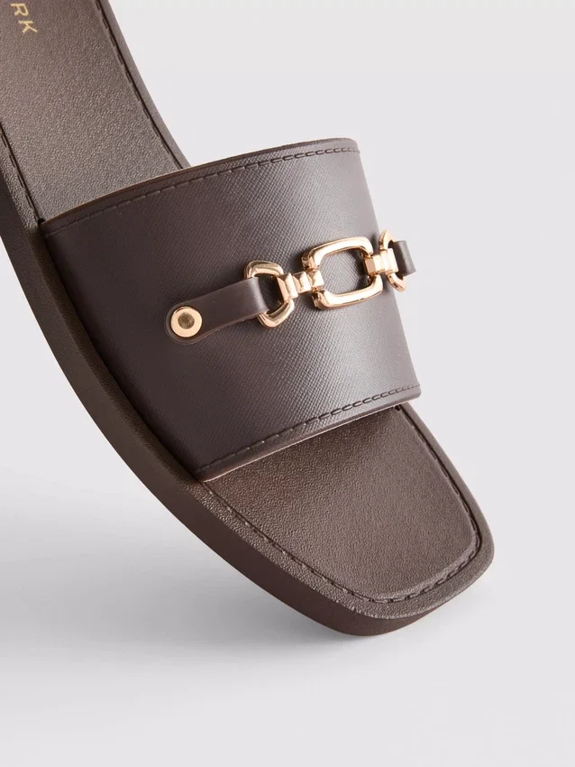 Sandalias tipo «snaffle» de imitación de cuero