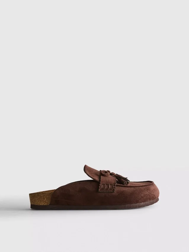 Sandalias tipo zueco con borlas de imitación de gamuza