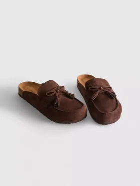 Sandalias tipo zueco con borlas de imitación de gamuza