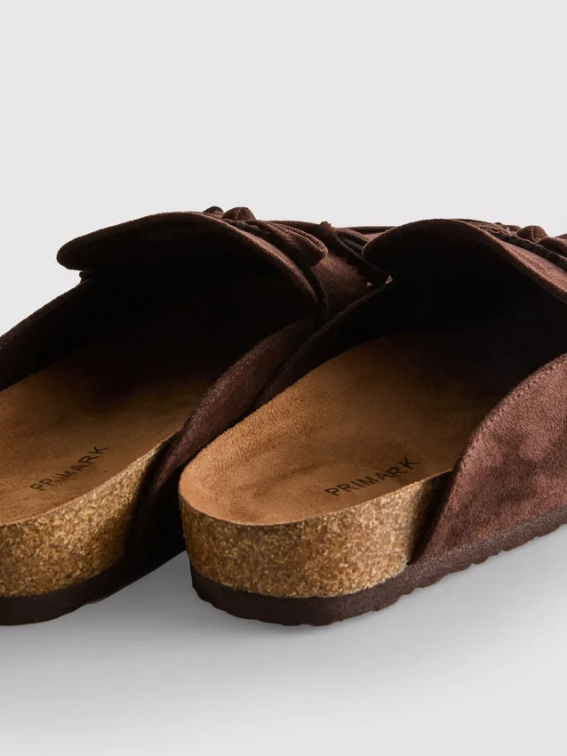 Sandalias tipo zueco con borlas de imitación de gamuza
