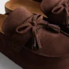 Sandalias tipo zueco con borlas de imitación de gamuza