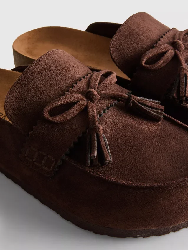 Sandalias tipo zueco con borlas de imitación de gamuza