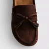 Sandalias tipo zueco con borlas de imitación de gamuza