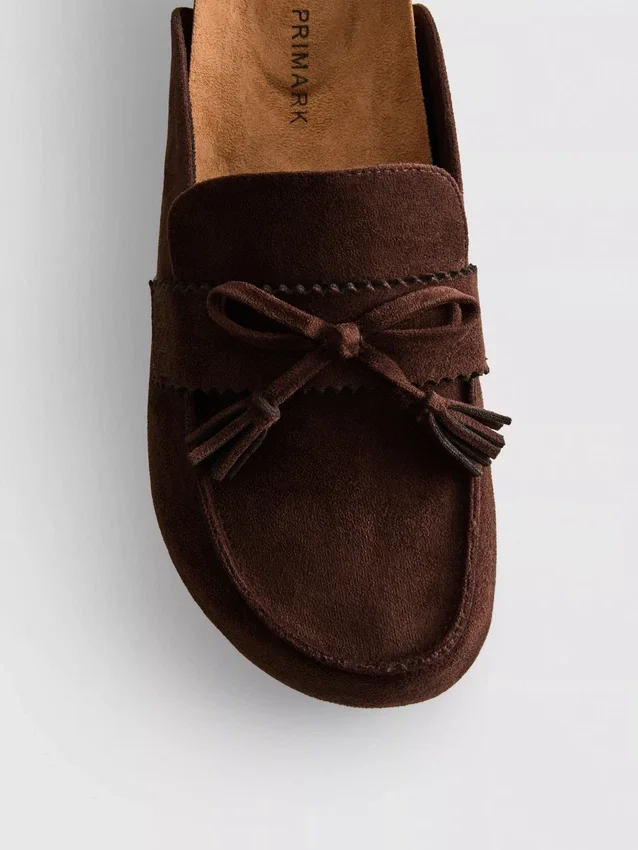 Sandalias tipo zueco con borlas de imitación de gamuza