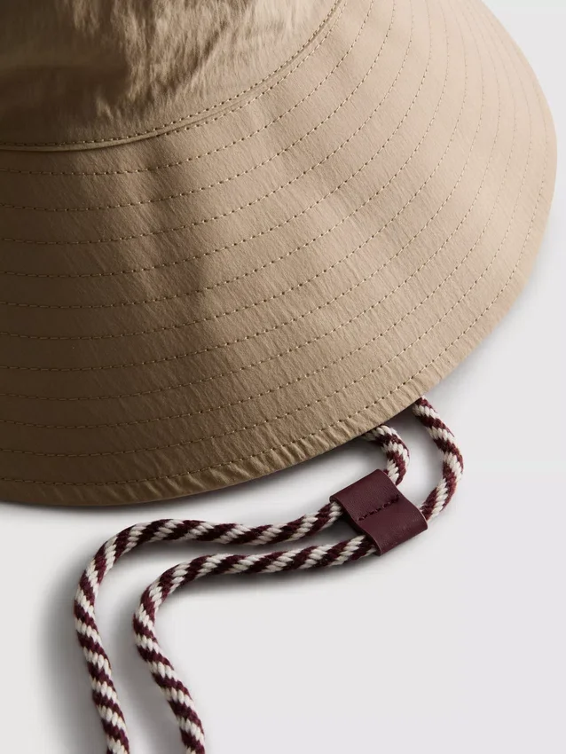 Sombrero de pescador con correa para la barbilla