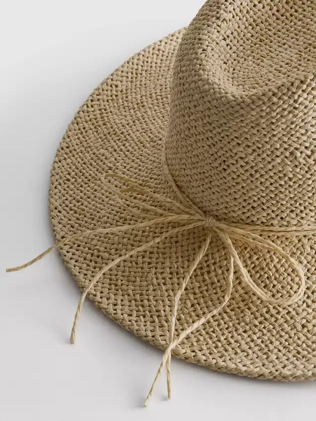 Sombrero de playa con ribete de paja