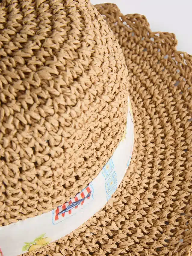 Sombrero tejido con borde festoneado