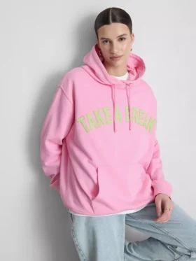 Sudadera con capucha de alto contenido de algodón y estampado universitario
