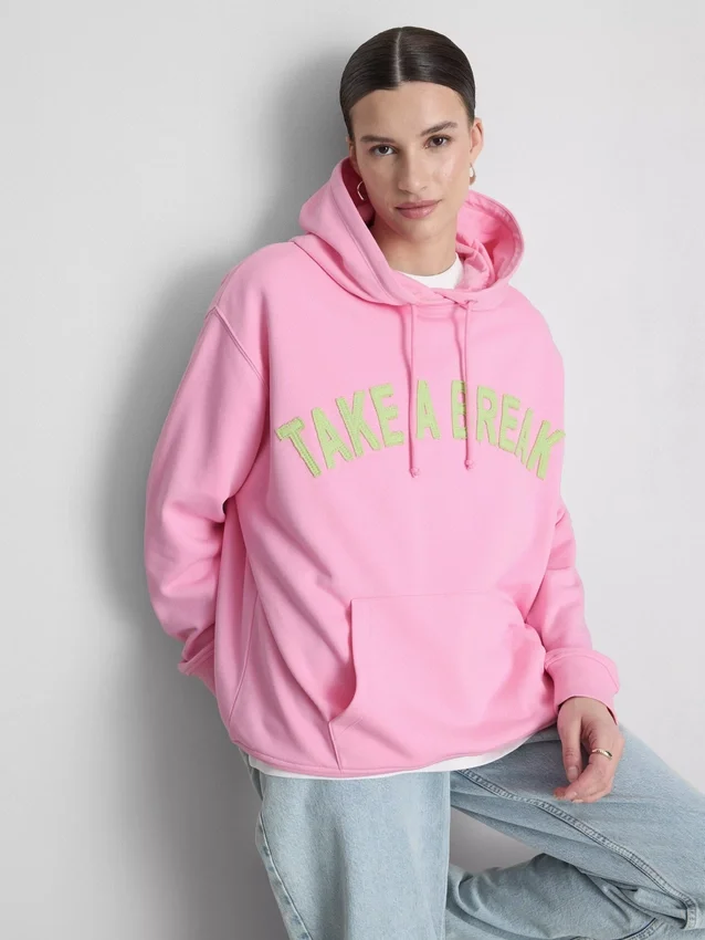 Sudadera con capucha de alto contenido de algodón y estampado universitario