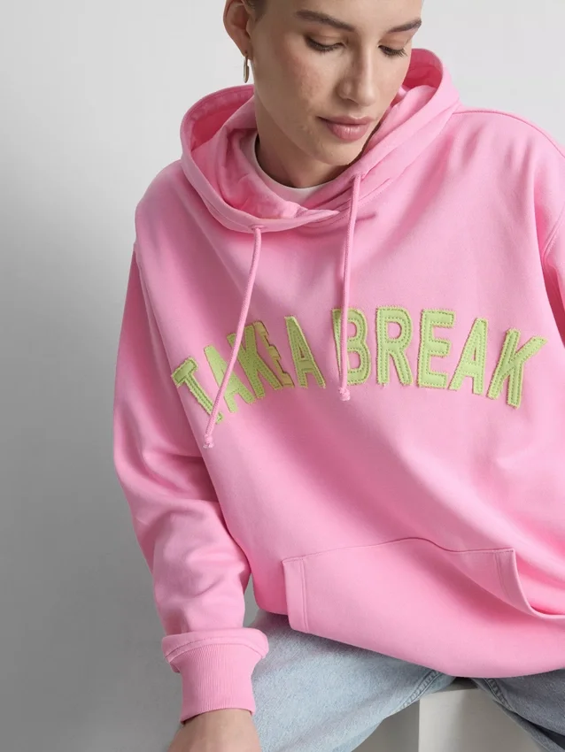 Sudadera con capucha de alto contenido de algodón y estampado universitario