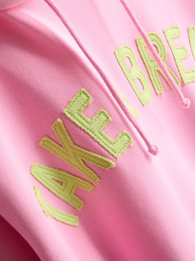 Sudadera con capucha de alto contenido de algodón y estampado universitario