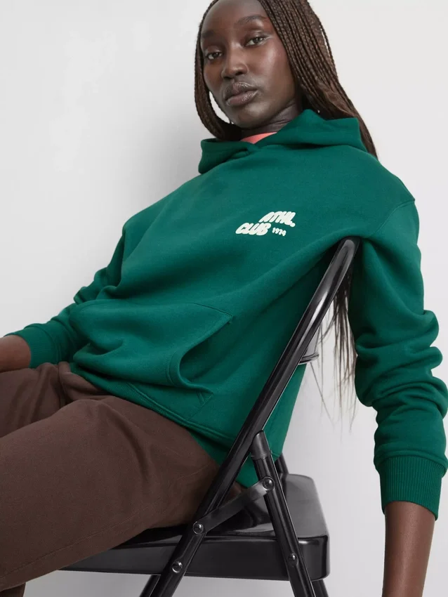 Sudadera con capucha de estilo deportivo y holgado
