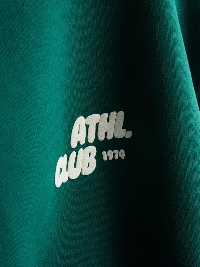 Sudadera con capucha de estilo deportivo y holgado