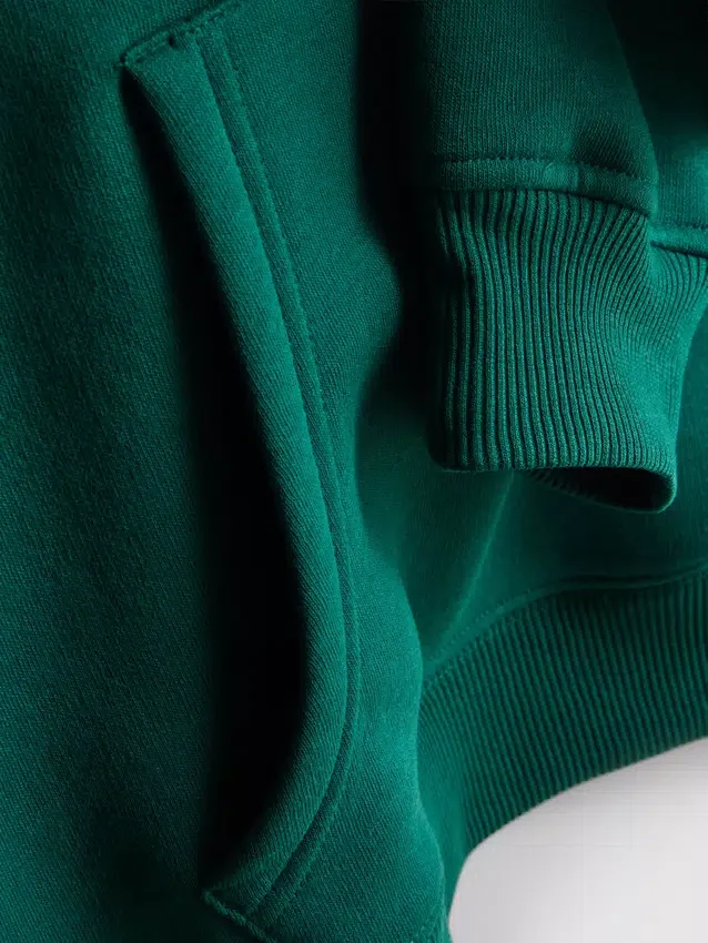 Sudadera con capucha de estilo deportivo y holgado