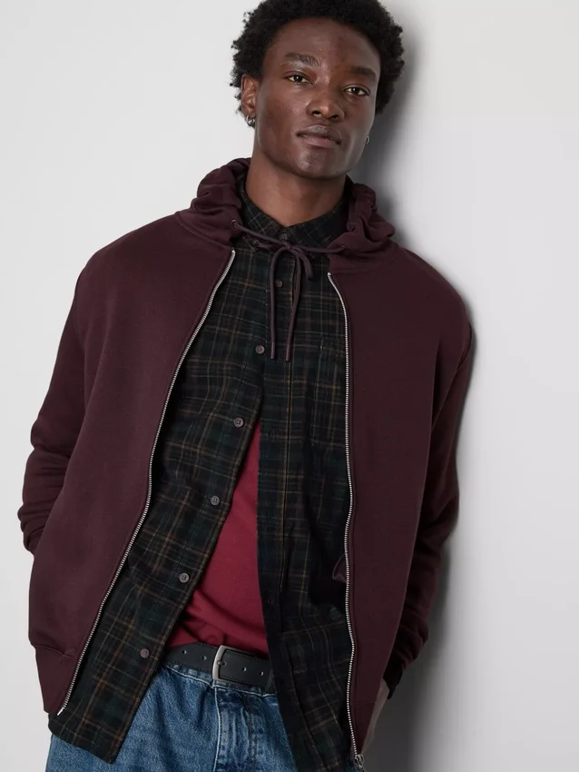 Sudadera con capucha y cremallera imprescindible